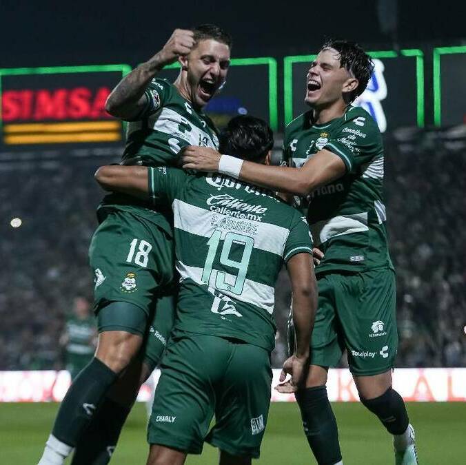 Jugadores de Santos celebran el primer gol del triunfo sobre los Pumas en el TSM Corona. FOTO: Imago7
