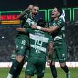 Jugadores de Santos celebran el primer gol del triunfo sobre los Pumas en el TSM Corona. FOTO: Imago7