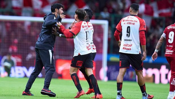 Abreu discutiendo, queriendo ir en contra del árbitro. (Foto: Mexsport)