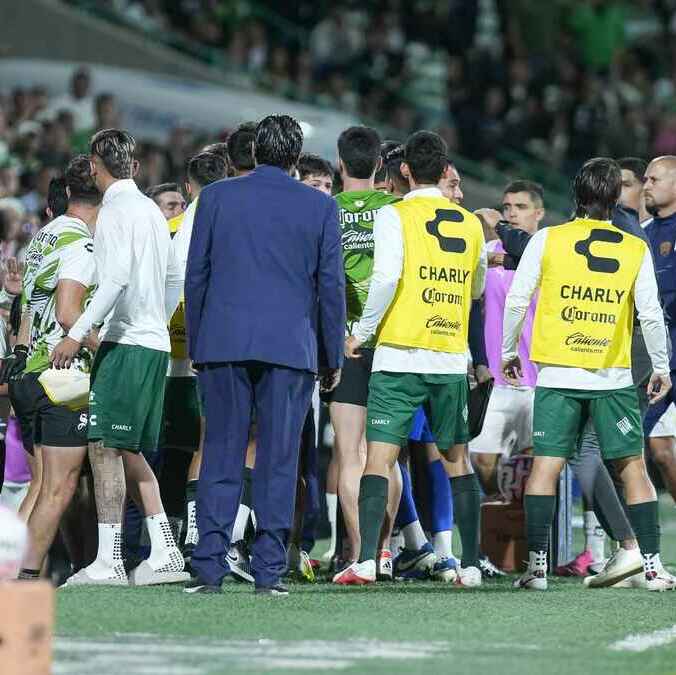 Bronca en el Santos vs. Pumas (Imago7)