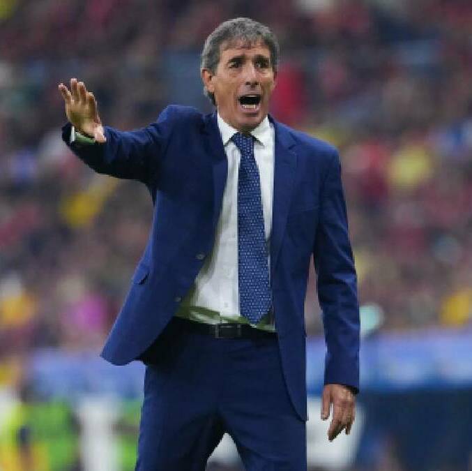 Guillermo Almada da indicaciones durante el partido entre América y Atlas. FOTO: Imago7