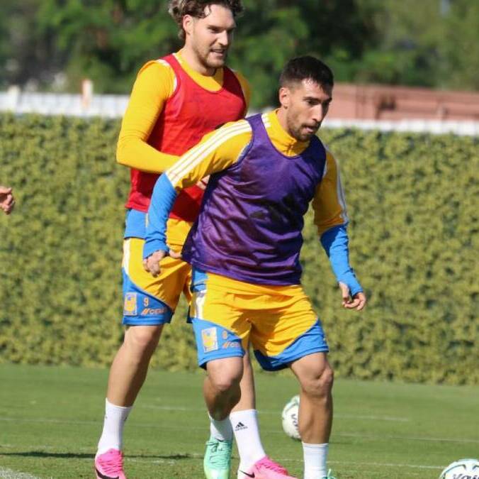 Jugadores de los Tigres entrenan a límite de cara a su próximo duelo ante los Pumas en CU. FOTO: Roberto Flores