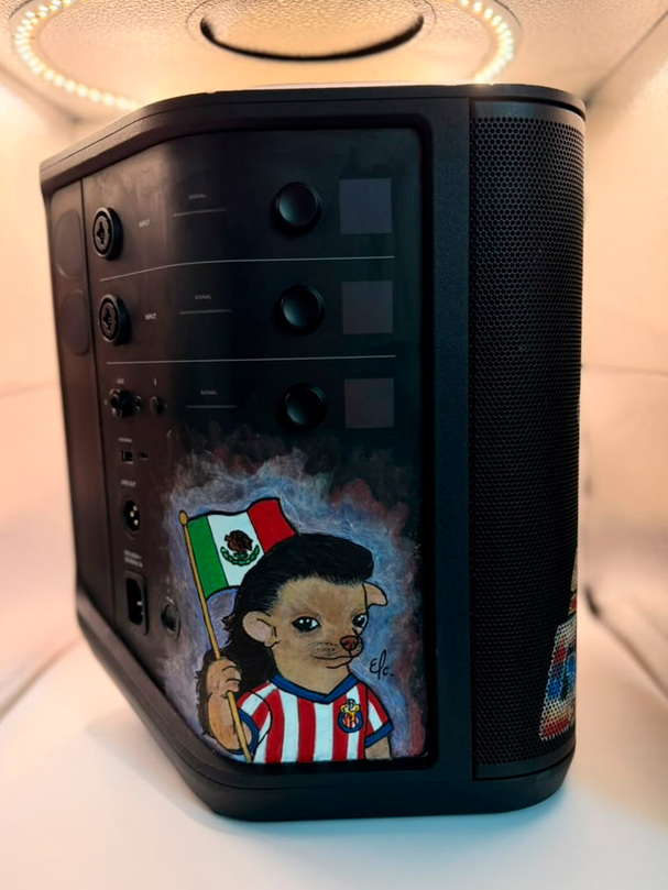 La decoración de la bocina del Piojo Alvarado.