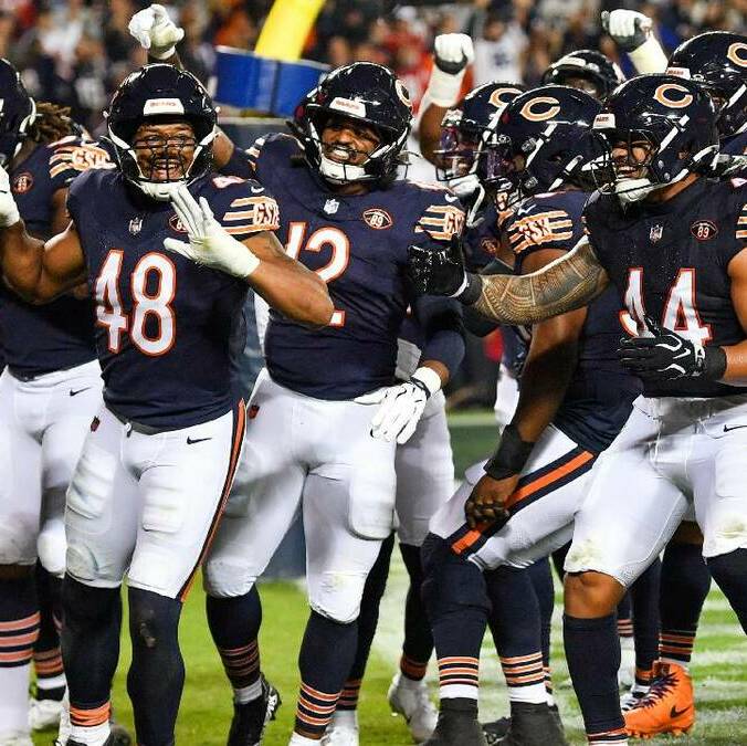 El linebacker D'Marco Jackson (48) de los Chicago Bears celebra tras lograr una intercepción ante los Pats. FOTO: Reuters