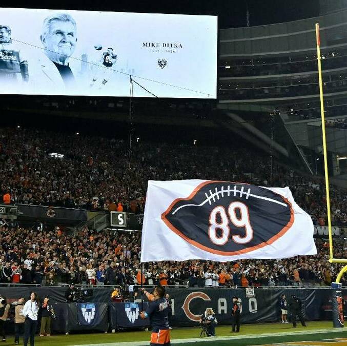 Previo al partido entre Patriots y Bears se guardó un minuto de silencio a honor a Mike Ditka. FOTO: Reuters