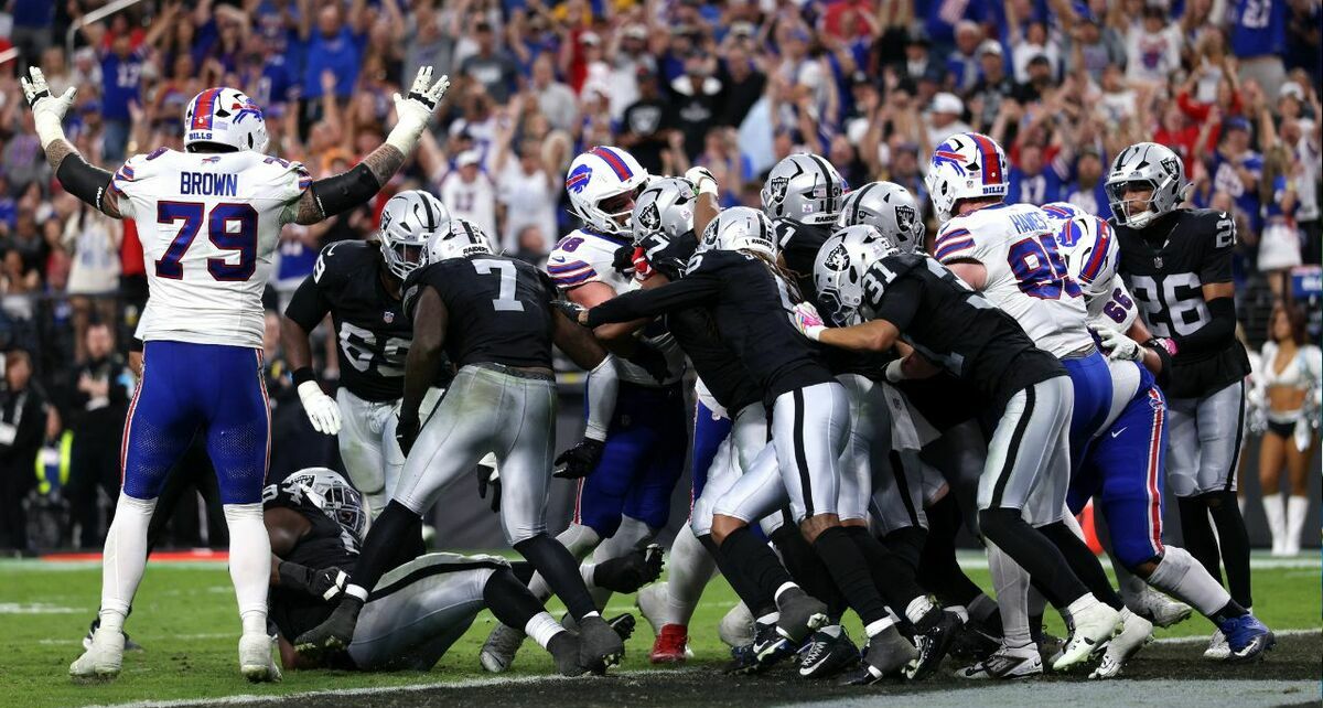 Sam Franklin Jr. fue suspendido por escupir a jugador de Raiders (Fotografía: Reuters)