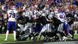 Sam Franklin Jr. fue suspendido por escupir a jugador de Raiders (Fotografía: Reuters)
