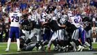 Sam Franklin Jr. fue suspendido por escupir a jugador de Raiders (Fotografía: Reuters)