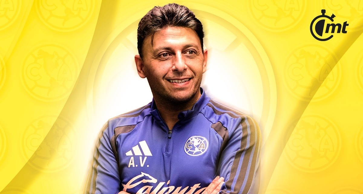 Ángel Villacampa, entrenador de América Femenil (mediotiempo)