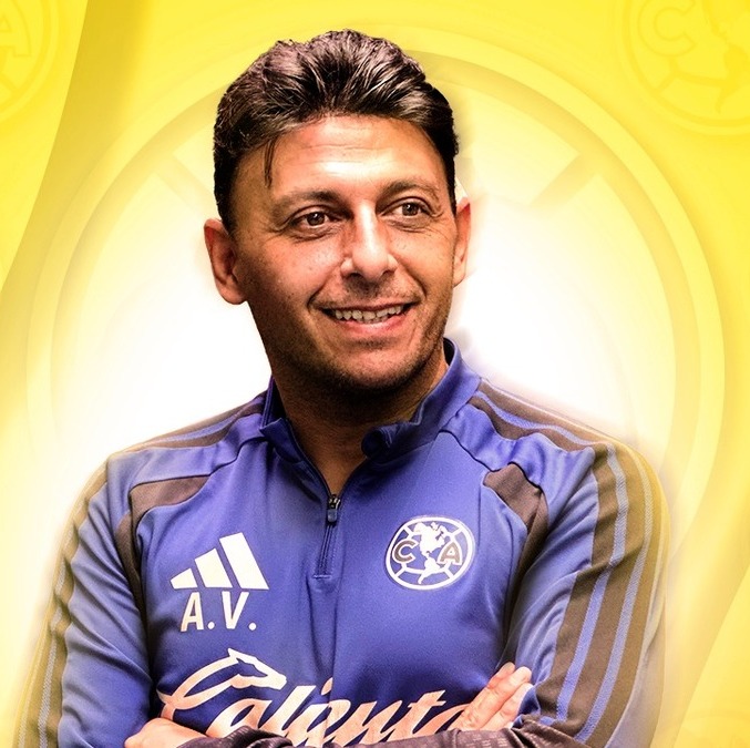 Ángel Villacampa, entrenador de América Femenil (mediotiempo)