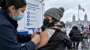 Influenza, COVID-19 y neumococo: dónde puedes vacunarte gratis en México este invierno. (ChatGPT).