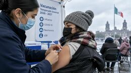 Influenza, COVID-19 y neumococo: dónde puedes vacunarte gratis en México este invierno. (ChatGPT).