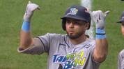 Jonathan Aranda festeja tras conectar sencillo en su primer turno de la Serie Mundial 2026. FOTO: Captura