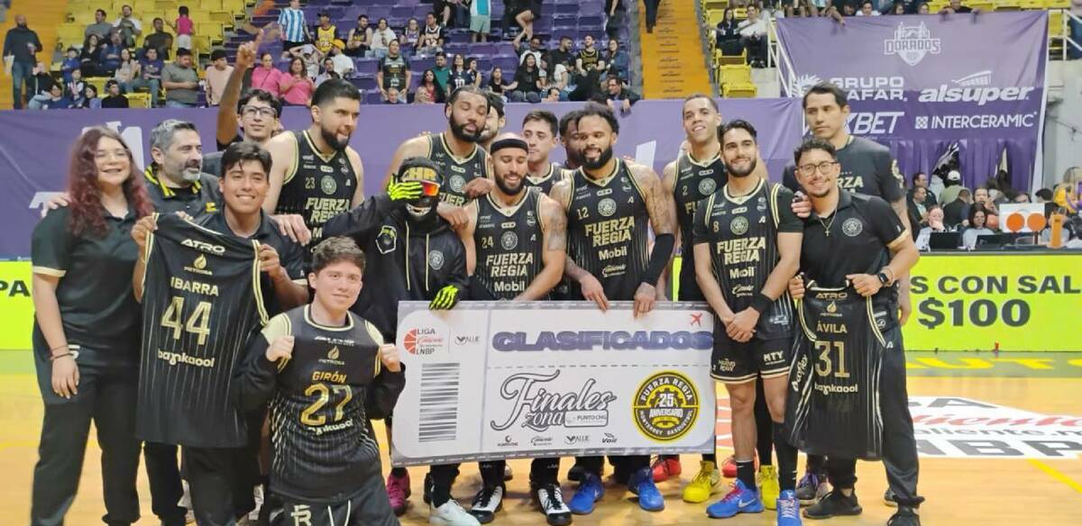 Jugadores de Fuerza Regia posan para la foto del rescuerdo tras ser finalista de zona al ganar 106-97 a Dorados. FOTOS: Martha Cedillo