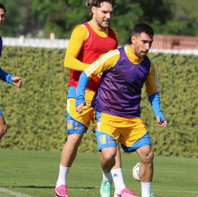 Jugadores de los Tigres entrenan a límite de cara a su próximo duelo ante los Pumas en CU. FOTO: Roberto Flores
