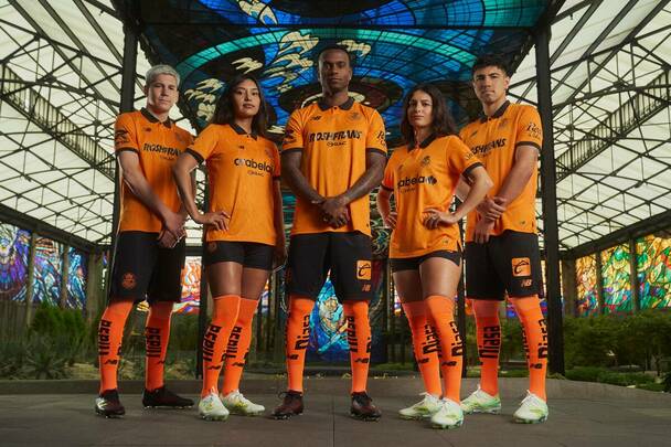 Así luce la nueva equipación del Toluca inspirada en el Cosmovitral. FOTO: Cortesía