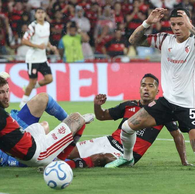 Marcos Rojo con Estudiantes ante Flamengo (Reuters)