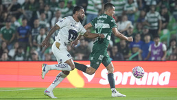 Nathan Silva fue expulsado por esta entrada a Bullaude. (Foto: Imago7)