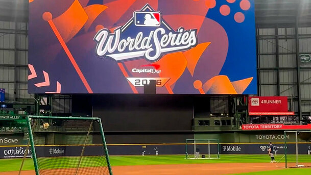 Así quedó la pantalla del American Family Field con el golpe de Junior Caminero. (Foto: MLB.com)