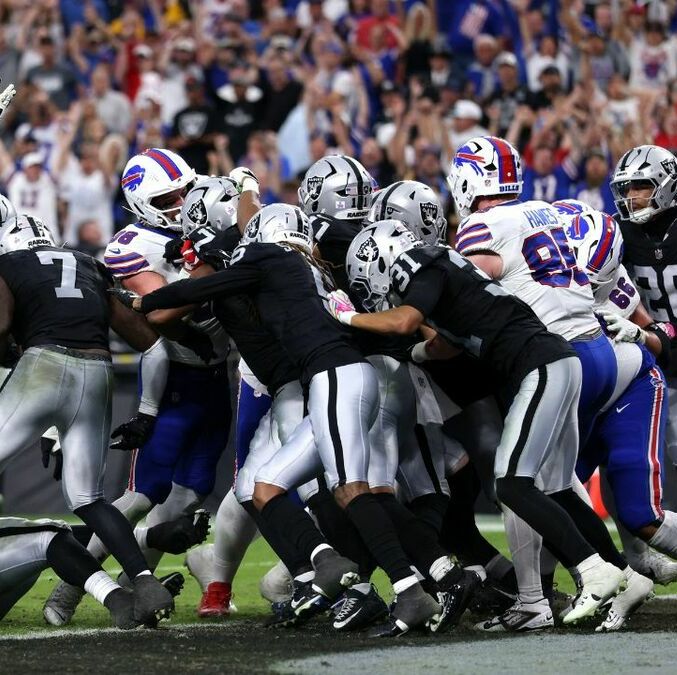 Sam Franklin Jr. fue suspendido por escupir a jugador de Raiders (Fotografía: Reuters)