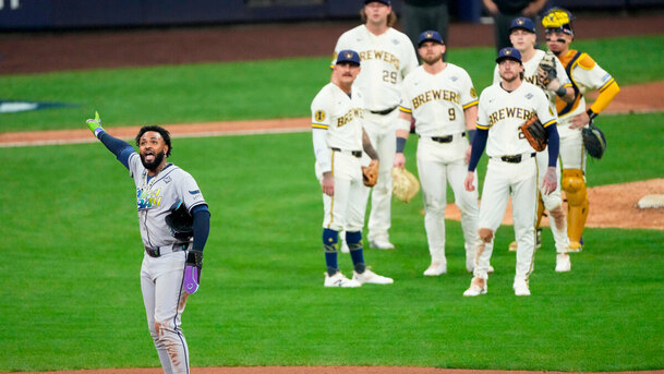 Los Brewers empezaban a celebrar mientras los Rays pedían la revisión. (Foto: MLB.com)