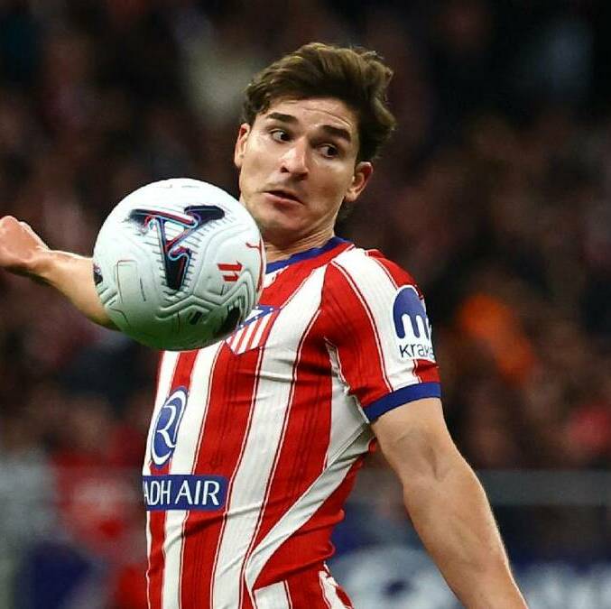 Julián Álvarez controla el balón durante el partido entre el Atlético de Madrid y el Deportivo de A Coruna. FOTO: Reuters