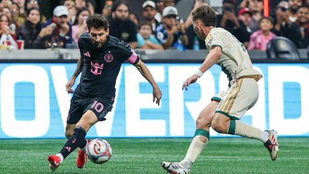 Leo Messi disputa el balón con el mediocampista del Atlanta United, Giuliano Galoppo. FOTO: Reuters