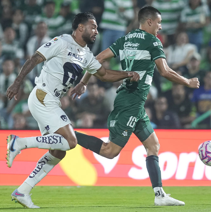 Nathan Silva fue expulsado por esta entrada a Bullaude. (Foto: Imago7)