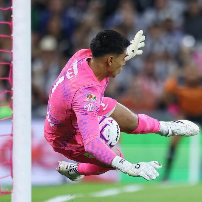Tala Rangel le detuvo el penal a Lucas Ocampos (Fotografía: Imago 7)