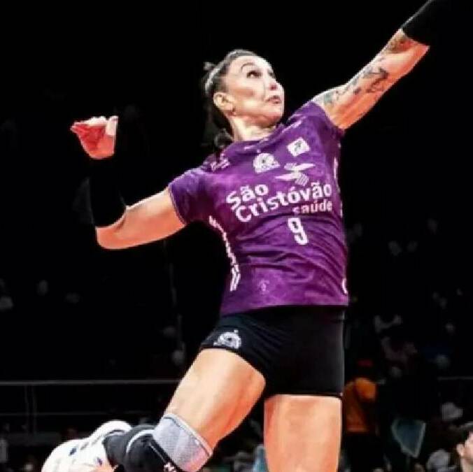 Tiffany Abreu busca hacer contacto con la pelota en un partido de voleibol. FOTO: Especial
