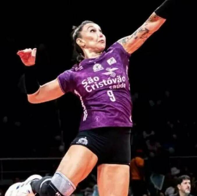 Tiffany Abreu busca hacer contacto con la pelota en un partido de voleibol. FOTO: Especial