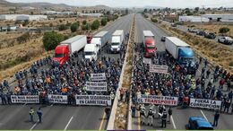 Transportistas convocaron a Paro Nacional este lunes 26 de octubre (Imagen creada con IA)