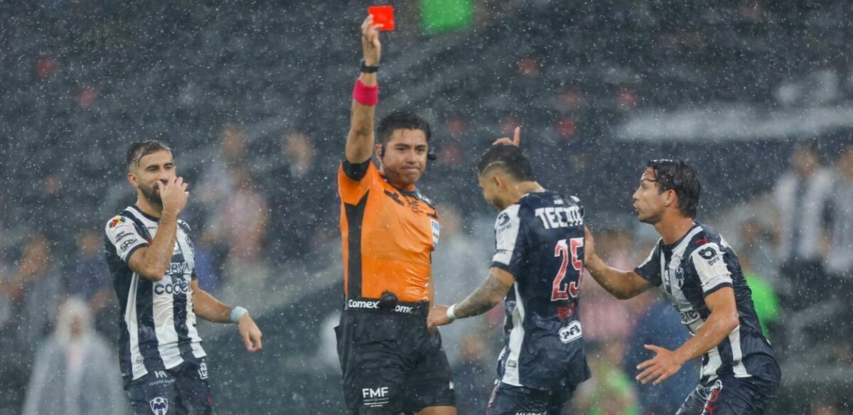 En el interior de los Rayados de Monterrey no quedaron conformes con el trabajo de Víctor Cáceres (Fotografía: Imago 7)