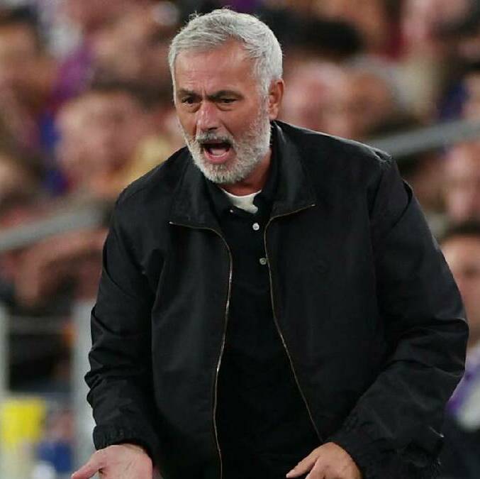 José Mourinho reacciona en la banca durante el partido entre el Barcelona y el Real Madrid. FOTO: Reuters