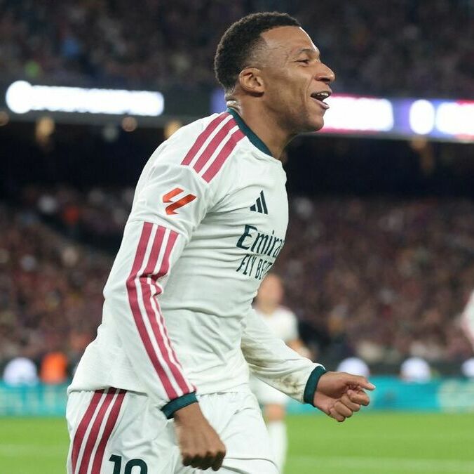 Mbappé le marcó doblete al Barcelona y llegó a 100 goles con el Real Madrid (Fotografía: Reuters)
