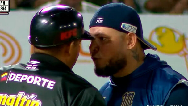 Yadier Molina encaró al umpire Gabriel Alfonzo. (Foto: Captura de pantalla)