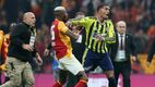 El Clásico de Turquía terminó en una batalla campal entre los dos equipos (Fotografía: Reuters)