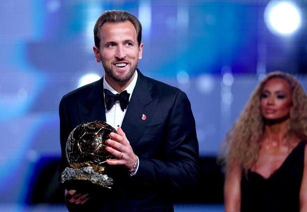 Harry Kane posa con su Balón de Oro (EFE)