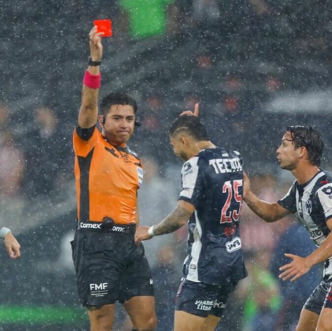 En el interior de los Rayados de Monterrey no quedaron conformes con el trabajo de Víctor Cáceres (Fotografía: Imago 7)
