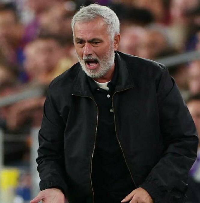 José Mourinho reacciona en la banca durante el partido entre el Barcelona y el Real Madrid. FOTO: Reuters