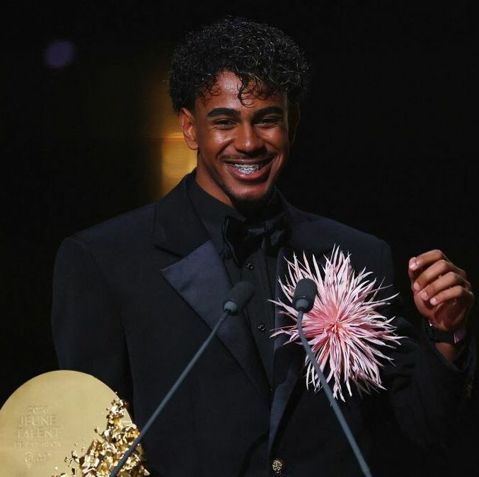 Lamine Yamal se llevó el Trofeo Kopa como mejor jugador sub-21 en la gala del Balón de Oro (Fotografía: Reuters)