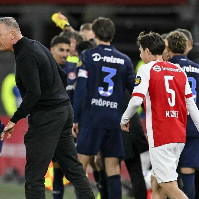 Mateo Chávez pasa por un costado de su entrenador Lee-Roy Echteld, mientras da indicaciones a uno de sus compañeros en el Az Alkmaar vs Twente. FOTO: