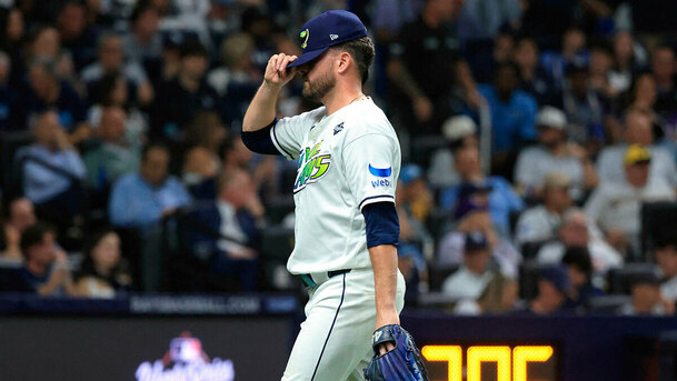 El pitcher Cole Sulser durante el ataque de 8 carreras que admitieron los Rays. (Foto: Reuters)