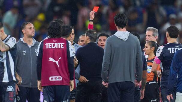 El árbitro Víctor Alfonso Cáceres Hernández muestra la tarjeta roja a Matías Almeyda al término del partido contra Chivas. FOTO: Mexsport