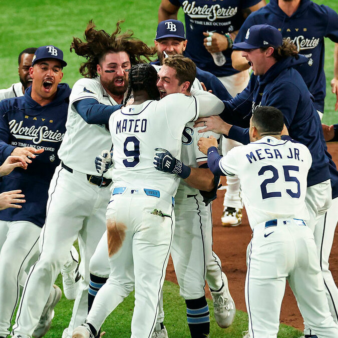 Los Rays celebrando en el terreno del Tropicana Field. (Foto: MLB.com)