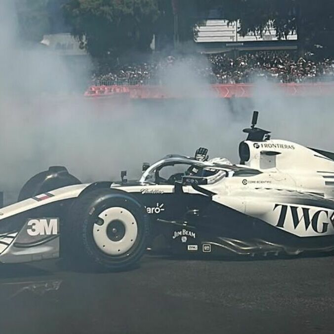 Checo Pérez estuvo de festejo en Reforma. (Foto: Linda Enciso)