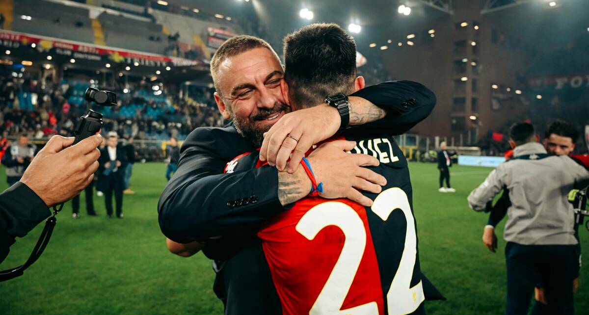 Daniele de Rossi en abrazo con Johan Vásquez (@GenoaCFC)