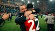 Daniele de Rossi en abrazo con Johan Vásquez (@GenoaCFC)