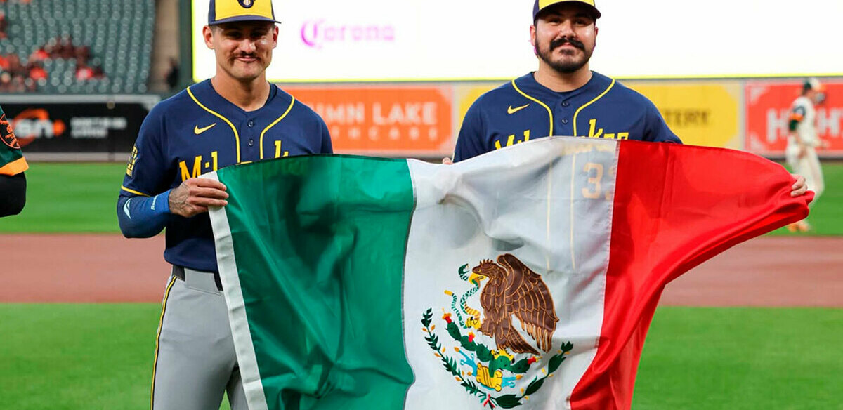 Joey Ortiz y JoJo Romero en el Mes de la Herencia Hispana de los Brewers. (Foto: Milwaukee Brewers)
