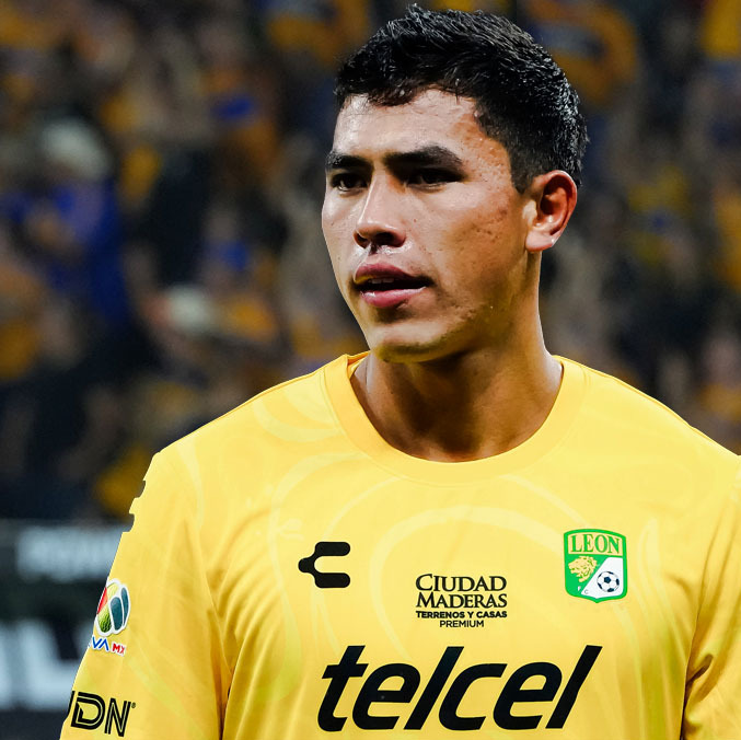 Oscar García fue arropado por Nahuel Guzmán. (Fotos: Imago7)
